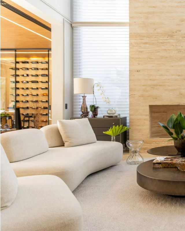 Cada detalhe revela a essência do projeto: o diálogo entre texturas naturais, a fluidez entre interior e exterior, o cuidado com a luz, o tempo e a permanência.

A Casa Assunción se constrói no encontro entre matéria e sensibilidade — onde o traço é discreto, mas a presença é marcante. Um espaço que respira o entorno e traduz, em arquitetura, uma forma de viver com beleza e identidade.

Fotografia: @anapachecco.arquiteta